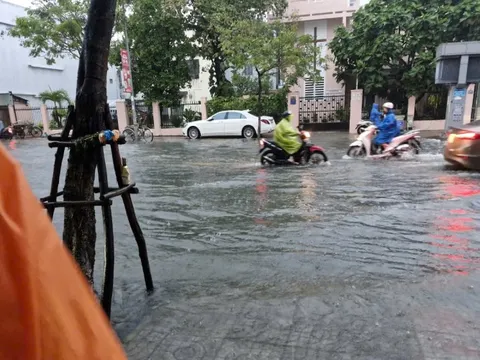 Đà Nẵng mưa lớn gây ngập, học sinh nghỉ học để bảo đảm an toàn
