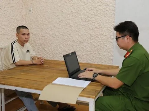 Bắt "phi công” 16 tuổi đâm bạn gái và chủ nhà nghỉ trọng thương