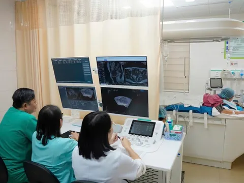 Lần đầu tiên sử dụng công nghệ loại bỏ khối u không cần mổ tại Việt Nam