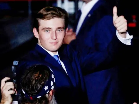 Cậu út "cao kều" nhà Tổng thống Donald Trump khiến dân mạng phát cuồng