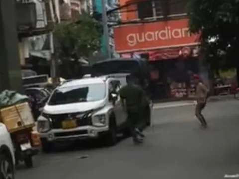 Khống chế người đàn ông cầm gậy gỗ tấn công cán bộ công an trên phố