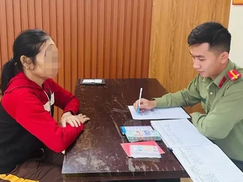 Thấy vợ có biểu hiện kỳ lạ, chồng liền báo công an giúp thoát bẫy lừa đảo