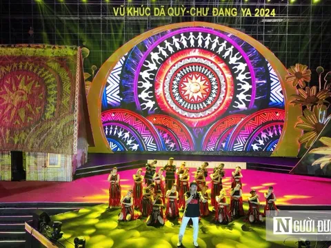 Hàng ngàn người hòa mình cùng "Vũ khúc dã quỳ" dưới chân núi lửa Chư Đang Ya