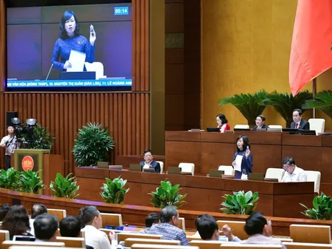 Video: Bộ trưởng Y tế mang thuốc lá điện tử vào Nghị trường Quốc hội để cảnh báo