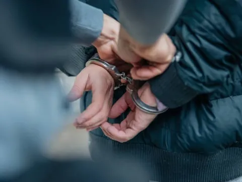 Bắt 1 đại lý bảo hiểm nhân thọ thu tiền của khách hàng để tiêu xài