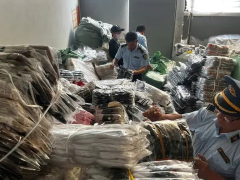 Hà Nội: Phát hiện hơn 10.000 đôi bít tất giả nhãn hiệu Gucci, Nike