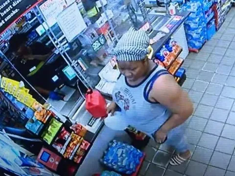 Người phụ nữ đổ xăng lên người mình và 2 con rồi châm lửa đốt