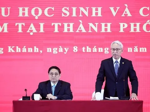 Thủ tướng Phạm Minh Chính gặp lưu học sinh và cộng đồng người Việt Nam tại Trùng Khánh, Trung Quốc