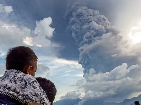 Indonesia: Núi lửa Lewotobi lại trở mình, giải phóng cột tro bụi cao tới 2,5 km