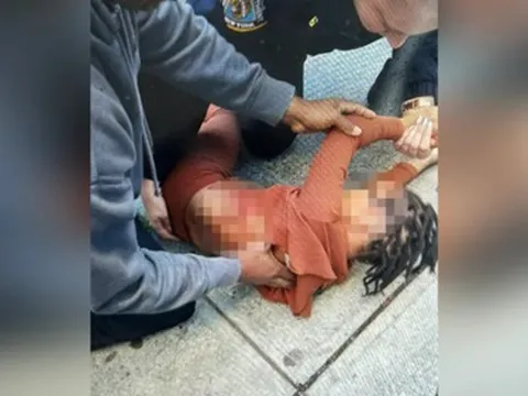 Điều tra vụ bé gái bị bắn bằng súng khi đang đi bộ cùng bố trên phố