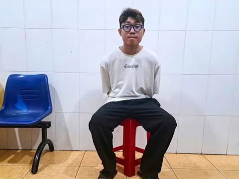 Bắt nóng đối tượng uy hiếp, cướp cửa hàng điện thoại