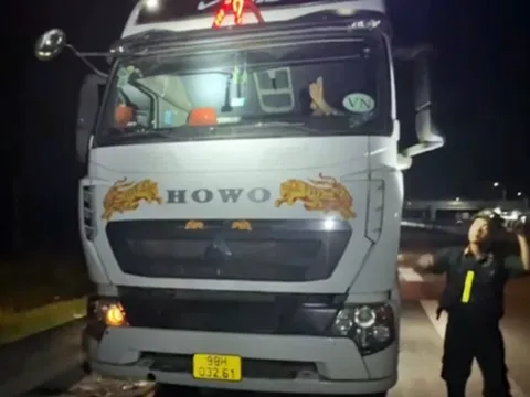 Xử lý tài xế xe đầu kéo uống bia, ngủ tại đường dẫn ra trạm dừng chân cao tốc