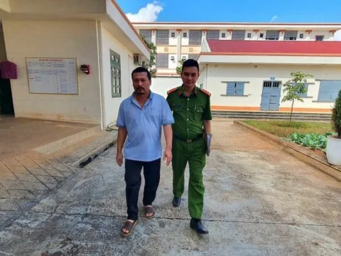 Bắt chủ quán karaoke điều 5 nhân viên vào phòng "bay lắc" cùng khách