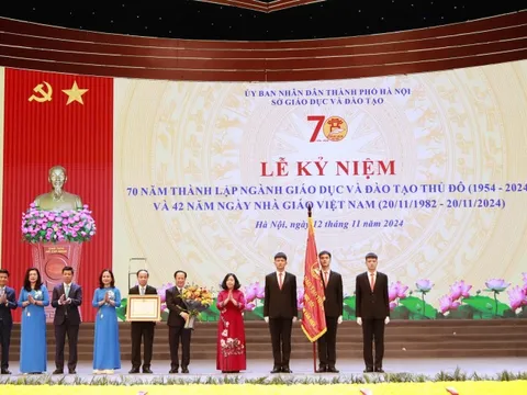 Ngành Giáo dục và Đào tạo Thủ đô đón nhận Huân chương Lao động hạng Nhất