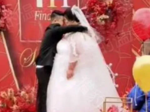 Cô dâu nặng gần 200kg, 4 người "hộ tống" vào lễ đường, biểu cảm của chú rể gây chú ý