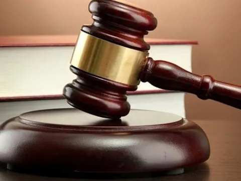 Mua chui cổ phiếu, 2 cá nhân bị xử phạt nặng