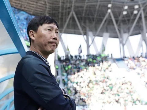 HLV Kim Sang-sik "do thám" đối thủ sừng sỏ trước thềm AFF Cup
