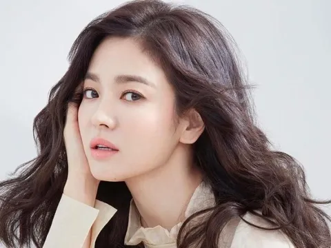 Song Hye Kyo tạo hình trái tim và công khai tình cảm với "người đặc biệt"?