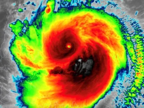 Bão Usagi giật cấp 12 áp sát Biển Đông rồi đột ngột đổi hướng, tâm điểm "quét" nơi nào?