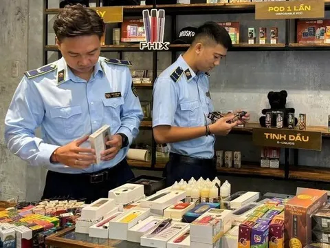 Hà Nội: Quản lý thị trường thu giữ 420 sản phẩm máy hút thuốc lá điện tử và tinh dầu