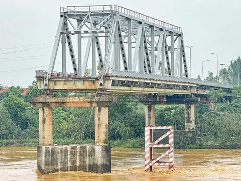 Bổ sung vốn cho Bộ Giao thông vận tải để xây cầu Phong Châu mới