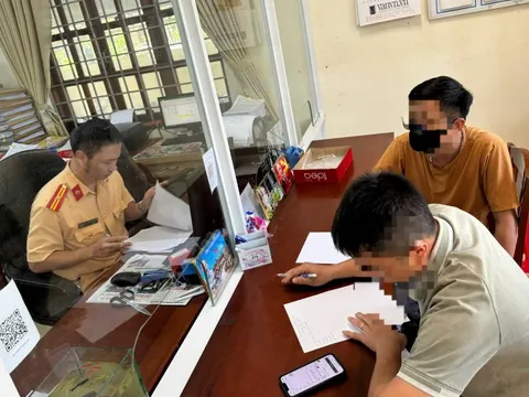 Xử phạt tài xế xe tải vượt ẩu khiến xe ngược chiều lao xuống mương