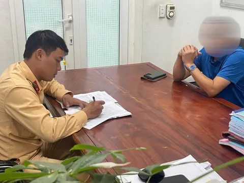 Phạt tài xế vượt ẩu khi qua cầu phao Phong Châu, tước bằng lái 2 tháng