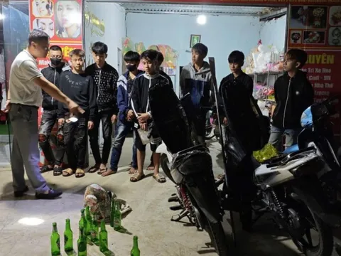 Bắt nhóm “quái xế” lạng lách, đánh võng, mang theo hung khí trong đêm