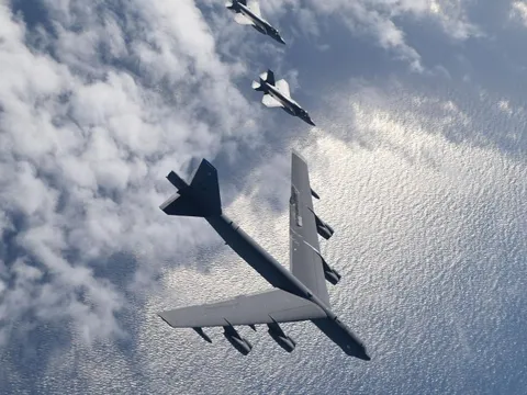 Trung Đông lại “thêm nhiệt”: Máy bay ném bom chiến lược B-52 Mỹ bay trên bầu trời