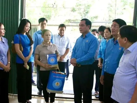 Tặng sổ tiết kiệm cho trẻ mất cha mẹ do bão Yagi