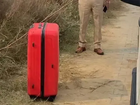 Bí mật động trời trong chiếc vali mầu đỏ trên cao tốc