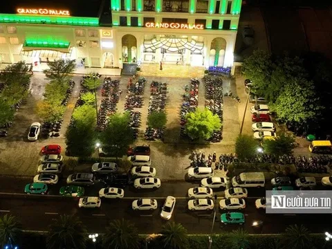 Bình Định: Vô tư chiếm vỉa hè, lòng đường làm nơi đỗ xe