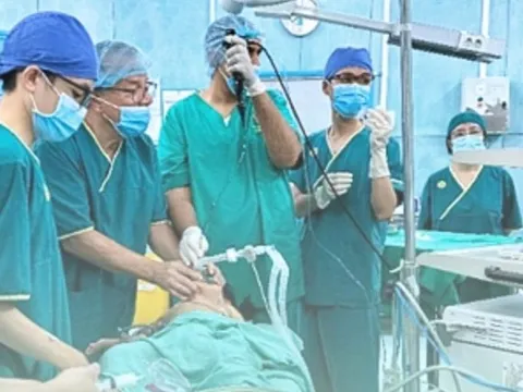 Tin tức Đời sống 18/11: Bất ngờ nguyên nhân khiến bé gái khàn tiếng, khó thở suốt 4 tháng