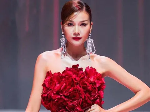 Siêu mẫu Thanh Hằng gây ngỡ ngàng khi diện váy nặng hơn 20kg