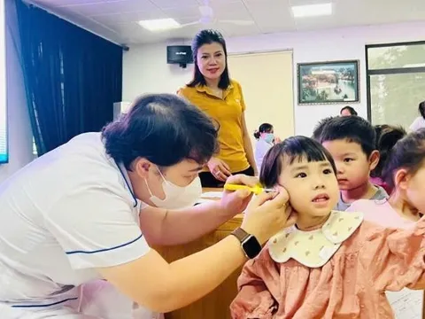 Khám sàng lọc khiếm thính cho trẻ trên địa bàn quận Tây Hồ