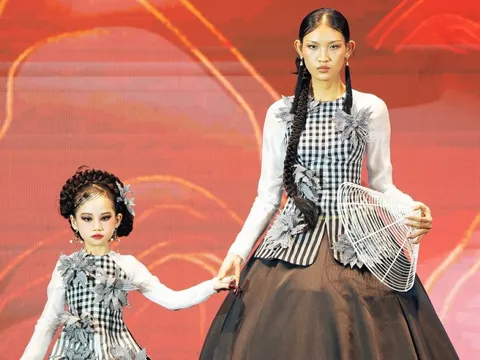 Mẫu nhí Alina Le làm First Face cùng Huỳnh Tú Anh tại Ngày hội Văn hóa Hữu nghị Việt - Hàn