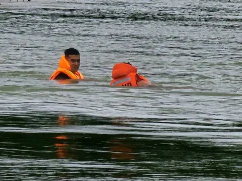 Vụ xe rác rơi xuống sông: Yêu cầu thuỷ điện điều tiết xả nước để tìm kiếm 2 nạn nhân