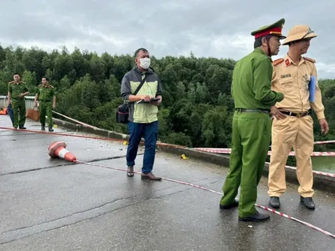 Clip: Khoảnh khắc xe chở rác lao xuống sông khiến 2 người mất tích