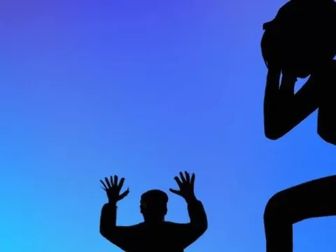 Vừa ra khỏi nhà vệ sinh, bé gái 13 tuổi bị 3 gã đàn ông giở trò xâm hại