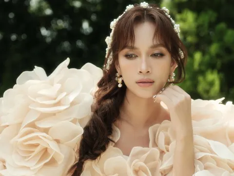 Ca sĩ Ái Phương khoe nhan sắc tuổi 35 giữa một khu vườn đầy mộng mơ