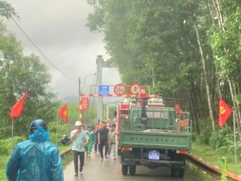 Xe chở rác rơi xuống sông, 2 người mất tích