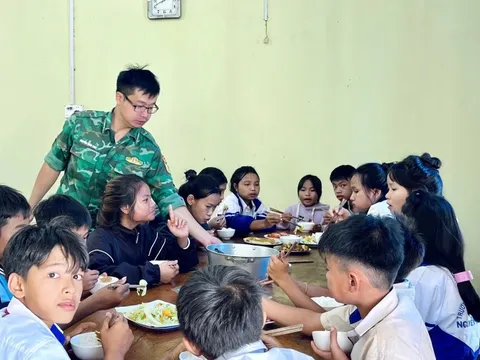 Bước chân người lính gieo mầm tri thức, thắp sáng biên cương