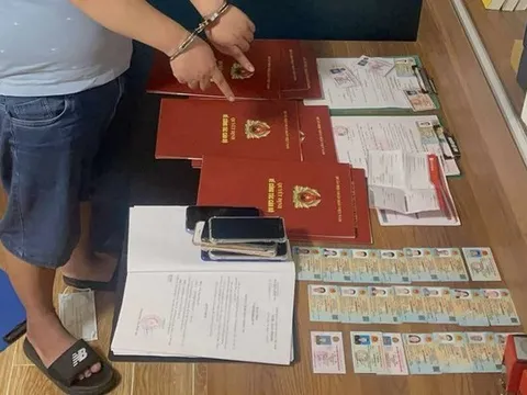 Phá ổ nhóm làm giả "thẻ ngành" công an, quân đội để lừa đảo ngân hàng