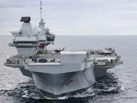 Siêu chiến hạm HMS Queen Elizabeth ghé cảng Hamburg
