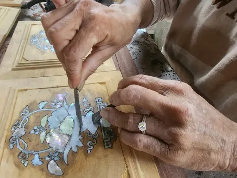 Hai vợ chồng khuyết tật vượt lên nghịch cảnh bằng nghề khảm trai độc đáo