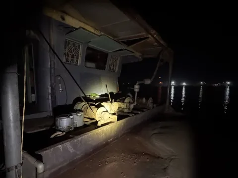 "Cát tặc" nhảy xuống sông Hồng bỏ trốn khi bị lực lượng chức năng kiểm tra