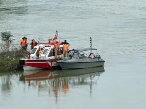 Vụ xe chở rác lao xuống sông: Đã tìm thấy thi thể 1 nạn nhân cách hiện trường 6km