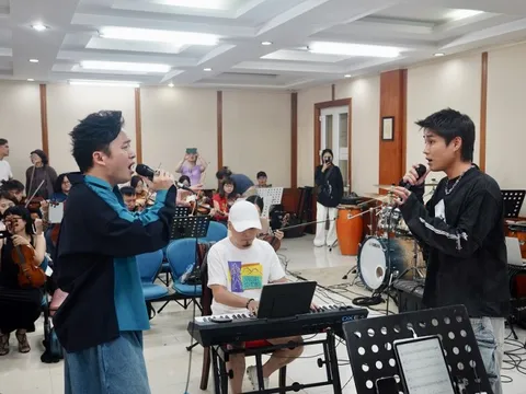 Tăng Duy Tân dặn Tùng Dương: Khi hát phiêu phải để micro ra xa không được... át đàn em