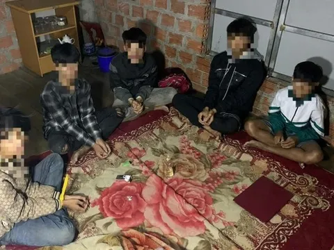 Tạm giữ 4 thanh thiếu niên tổ chức sử dụng trái phép chất ma túy