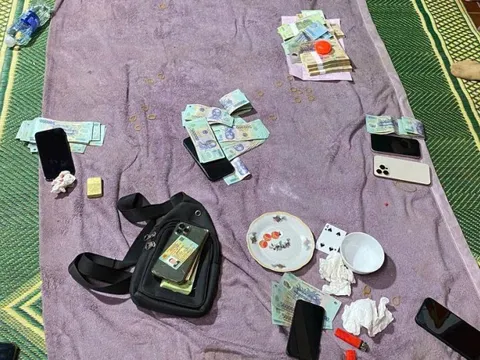 Công an ập vào sòng bạc, bắt quả tang nhiều người đang sát phạt